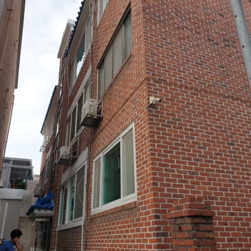 [천안 서북구 쌍용동] 유연한 방수 시공 사례. 빌라 조적벽돌 외벽, 고객 요청 무기질방수도장과 샷시 실리콘 코킹으로 틈 보강