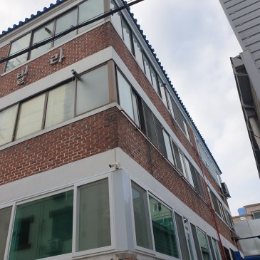 [천안 서북구 백석동] 빌라 방수 조적벽돌 외벽, 요청 무기질방수도장과 샷시 실리콘 코킹으로 줄눈·창틀 틈 보강완료