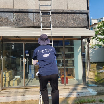 [평택 용이동] 근린상가 빌라, 간판 주변 석재실란트로 빗물에 의한 천정 텍스 손상 해결했어요.